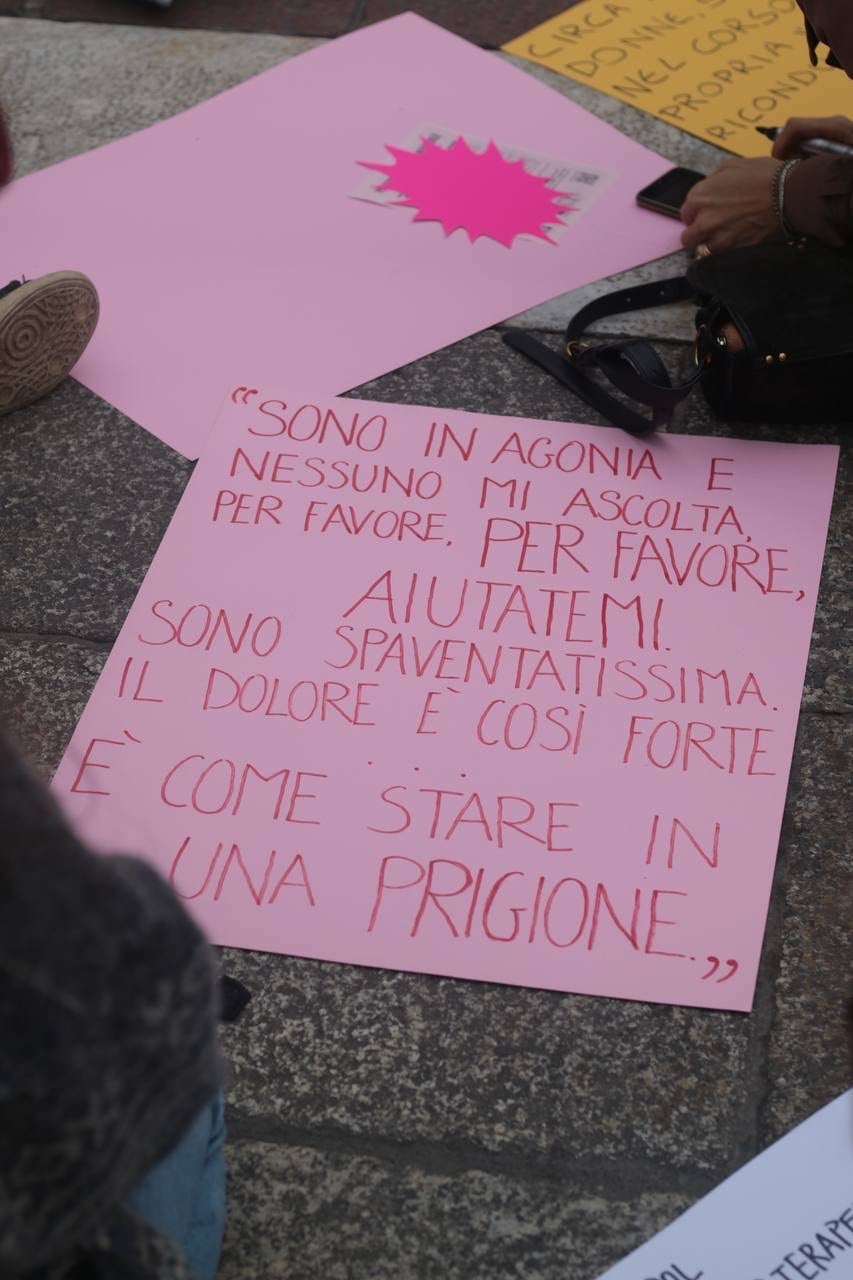 Cartellone con richiesta di aiuto